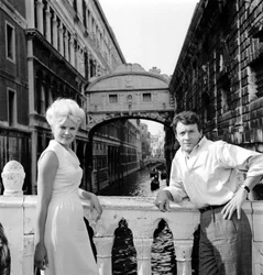 A MARCHA CORINNE ACTRESS COM O ACTOR JEAN - PIERRE (jean-pierre) CASEL - VENICE - 1963