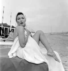 A ATRIZ GIANNA MARIA CANALE NA PRAIA DE VENICE LIDO - 1955
