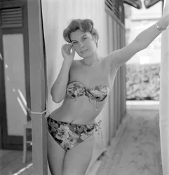 A ATRIZ PINA BOOTIE NA PRAIA DE VENEZA LIDO - 1957