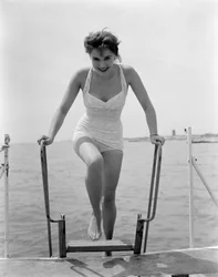 A ATRIZ TANIA WEBER NA PRAIA DE VENEZA LIDO - 1952
