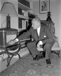 O POLÍTICO PAUL RENAUD EM PARIS - 1949