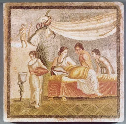 O Mosaico Centocelle retrata uma mulher reclinada atendida por criados, cópia de um original grego