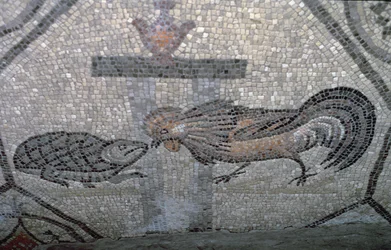 O galo e a tartaruga, pormenor de um pavimento decorativo com imagens cristãs e símbolos pagãos, c. 313 d.C.
