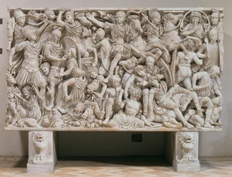 O sarcófago Ludovisi com representação em alto relevo dos romanos combatendo os bárbaros, 250-80 d.C. (mármore)