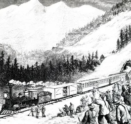 A Ferrovia do Pacífico nas montanhas da Serra Nevada.