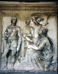 A Fachada Traseira, detalhe de decoração em relevo antigo (algumas peças da Ara Pacis de Augusto) representando uma deusa coroada e um jovem (pedra)
