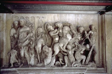 A Fachada Traseira, detalhe da decoração em relevo antigo (algumas peças da Ara Pacis de Augusto) retratando uma cena de batalha (pedra)