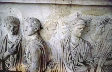 A Fachada Traseira, detalhe da decoração em relevo antigo (algumas peças da Ara Pacis de Augusto) retratando um grupo de cidadãos romanos (pedra)