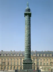 A Coluna Vendome, com baixos-relevos gravando Campanhas Napoleônicas de 1805-06, superada pela figura de Napoleão segurando uma Vitória alada