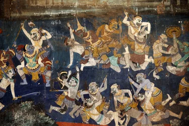O interior das paredes compostas de pagodes de prata está coberto de murais retratando histórias do Reamker, ou seja, a versão Khmer do clássico épico indiano, o Ramayana. Algumas secções dos murais estão deterioradas e o tempo danificado. Os murais eram p