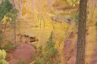 O resto das pedreiras do ocre até Roussillon. É possível ver a entrada das galerias das minas e os diferentes tons de ocre. O ocre é uma argila pura conhecida como caulinite corada por um pigmento de origem mineral Hidróxido de Ferro. Vaucluse, Provença-Al