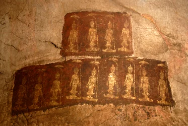 Budismo Theravada; pintura mural antiga; Buda Shakyamuni em pé; Mudra; Varada; gesto de concessão de desejos; caverna Tham Pa; em Nong Thang; província de Xieng Khouang; Laos; Sudeste Asiático; Ásia