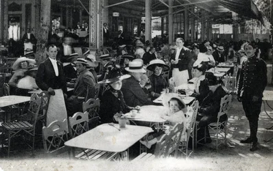 Turismo termal: vista de um restaurante em Vichy e da sua clientela de curistas, Allier 1905 aprox. (turismo termal: restaurante em Vichy, França