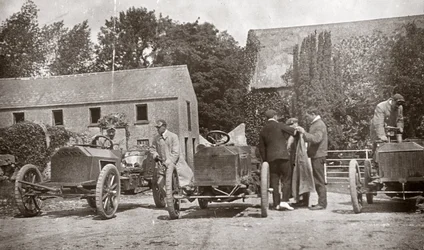 Três automóveis Gordon Bennett Napier