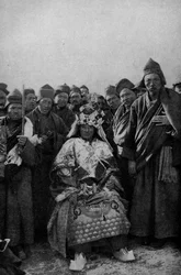 No Tibete. Mágico de vestido cheio e uma admirável banda de monges. 1920
