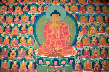 Budismo Tibetano; pintura de parede; meditando Buda; muitos pequenos Budas; Chemre Gompa Monastério; Chemrey; Ladakh região; Jammu e Caxemira; Índia; Sul da Ásia; Ásia