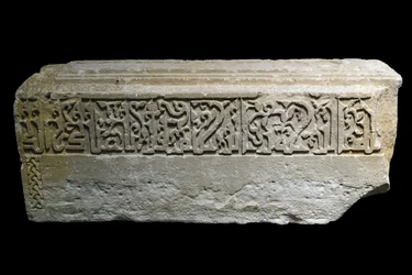 Marcador de túmulos. Irão, Siraf, 527 H./1133. Pedra esculpida. Museu do Louvre