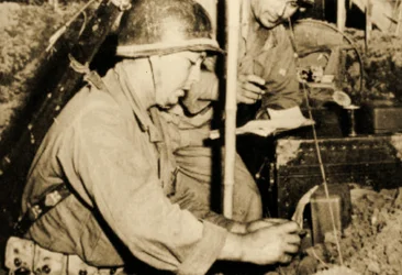 Tropas no Posto de Comunicações, Camp Claiborne, Louisiana, 1943 (foto sépia)