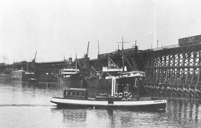 O lado de estibordo dos comissários de Blyth Harbour lança "John Dent" passando pelas estacas