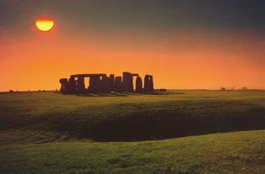 Reino Unido, Inglaterra, condado de Wiltshire, Stonehenge, monumento megalítico da Idade do Bronze ao pôr-do-sol