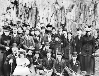 Reino Unido : A Group of People on An Outing. c1910