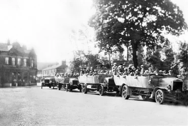 Reino Unido : Uma linha de Charabancs no centro da cidade. Poynton, Cheshire, c1925