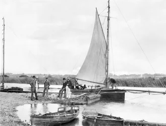 Reino Unido : Um Iate no Rio Waveney. Norfolk Broads,