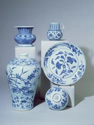 Vaso, tigela, prato e dois pequenos vasos, Ming