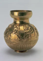 Vaso representando os guerreiros citas, obra grega do Reino Bosporano, segunda metade do século IV a.C. (electrum)