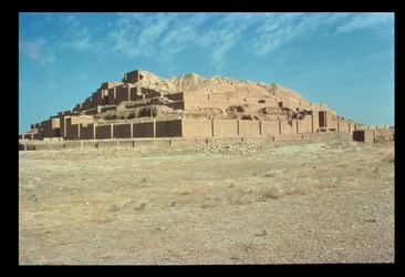 Vista do Sul do Ziggurat, construído por Elamite King Untash-Gal (1265-46 AC) (foto)