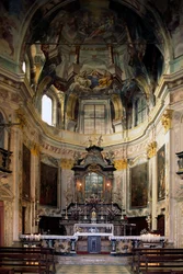 Vista do altar e afrescos de Lorenzo Peracino (1710-1788), Santuário de Madonna del Sasso, Piemonte, Itália