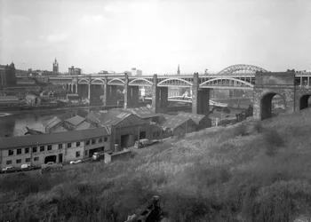 Vista da Ponte de Alto Nível de Gateshead, High Level Bridge, Reino Unido, Abril de 1969 (foto a p/b)