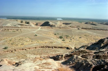 Vista do Ziggurat, construído pelo Rei Elaminte Untash-Gal (1265-46 AC) (foto)
