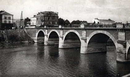 Vista da ponte do Marne em Epernay, Marne - cartão postal 1910 ca Coleção particular