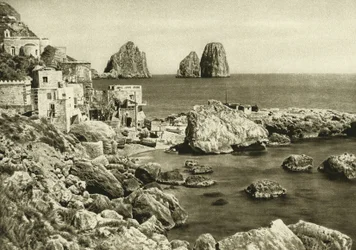Vista do faraglioni da ilha de Capri até Marina Piccola