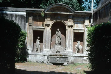 Vista do jardim, detalhe da fonte com sarcófago romano e estatuária