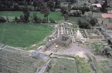 Vista da aldeia construída sobre fundações tradicionais incas (foto)