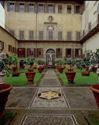 Vista do jardim amuralhado com pavimento em mosaico decorado com o brasão dos Médicis (foto)