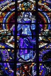 Vitral da Virgem Maria na igreja de Notre-Dame-de-la-Trinite de Louis Barillet & Jean Le Chevallier, Blois, França