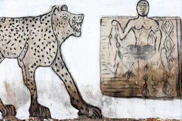 Pintura de parede Voodoo no Mercado Fetiche Akodessewa, conhecido como o maior mercado voodoo do mundo. Lome, Togo