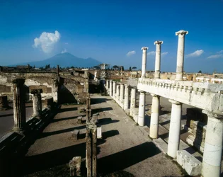 Vista do fórum de Pompeia e do Vesúvio. Itália.