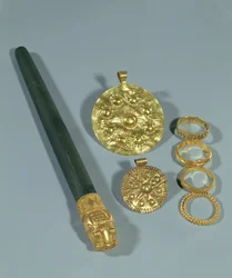 Whetstone e anéis com decoração granulada, Susa, Irão, Período Elamita, c.1150 a.C. (ouro)