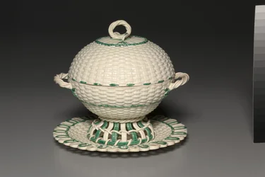 Cesta coberta de vime sobre suporte, fabricada pela fábrica de Wedgwood, c.1780-1840
