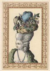 Mulher de cabelo penteado para cima com um chapéu decorado com uvas e penas, chamado Racy Cap, num parque inglês. Chapéu de galante no parque inglês. Litografia colorida à mão de Laubadere da obra Stylish Hairstyle or Eccentric Finery de Octave Uzane da ép