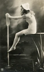 Mulher em vestido de noite, c. início do séc. XIX (cartão postal)
