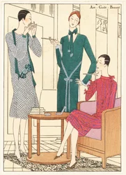 Mulheres a fumar num interior chique com um vestido de jantar, lâmina dourada e veludo verde, vestido de tarde em lã verde e vestido de tarde em lâmina dourada e vermelha