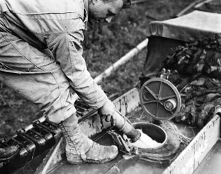 Segunda Guerra Mundial (II Guerra Mundial) (1939-1945) - Segunda Guerra Mundial (II Guerra Mundial ou 2ª Guerra Mundial): Normandia (França) Verão de 1944: Num posto de armazenamento de gás, um soldado de uma companhia de transporte americana abastece o ta
