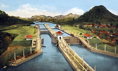 a eclusa de Pedro Miguel no Canal do Panamá, cartão postal de c1920