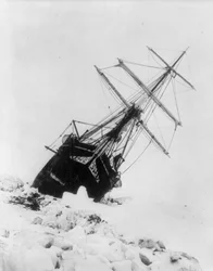 Expedição Imperial Transantárctica: Endurance preso num engarrafamento de gelo, c.1914-17 (foto)