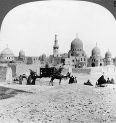 Um navio do deserto passando túmulos de governantes muçulmanos, Cairo, Egito, 1905.